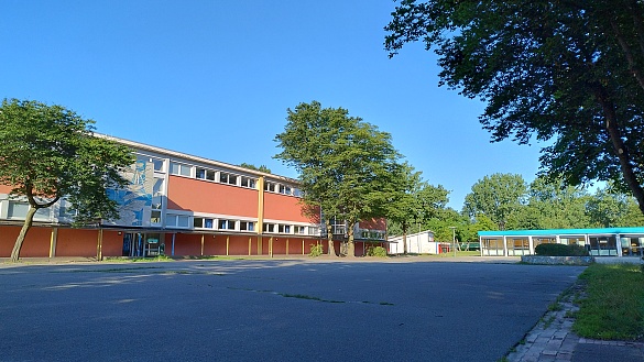 Frontansicht des Hauptgebäudes der Grundschule an der Witzlebenstraße
